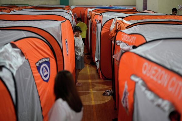 Người phụ nữ tại trung tâm sơ tán trong bão &quot;Fung-wong&quot; tại thành phố Quezon, Philippines - Sputnik Việt Nam