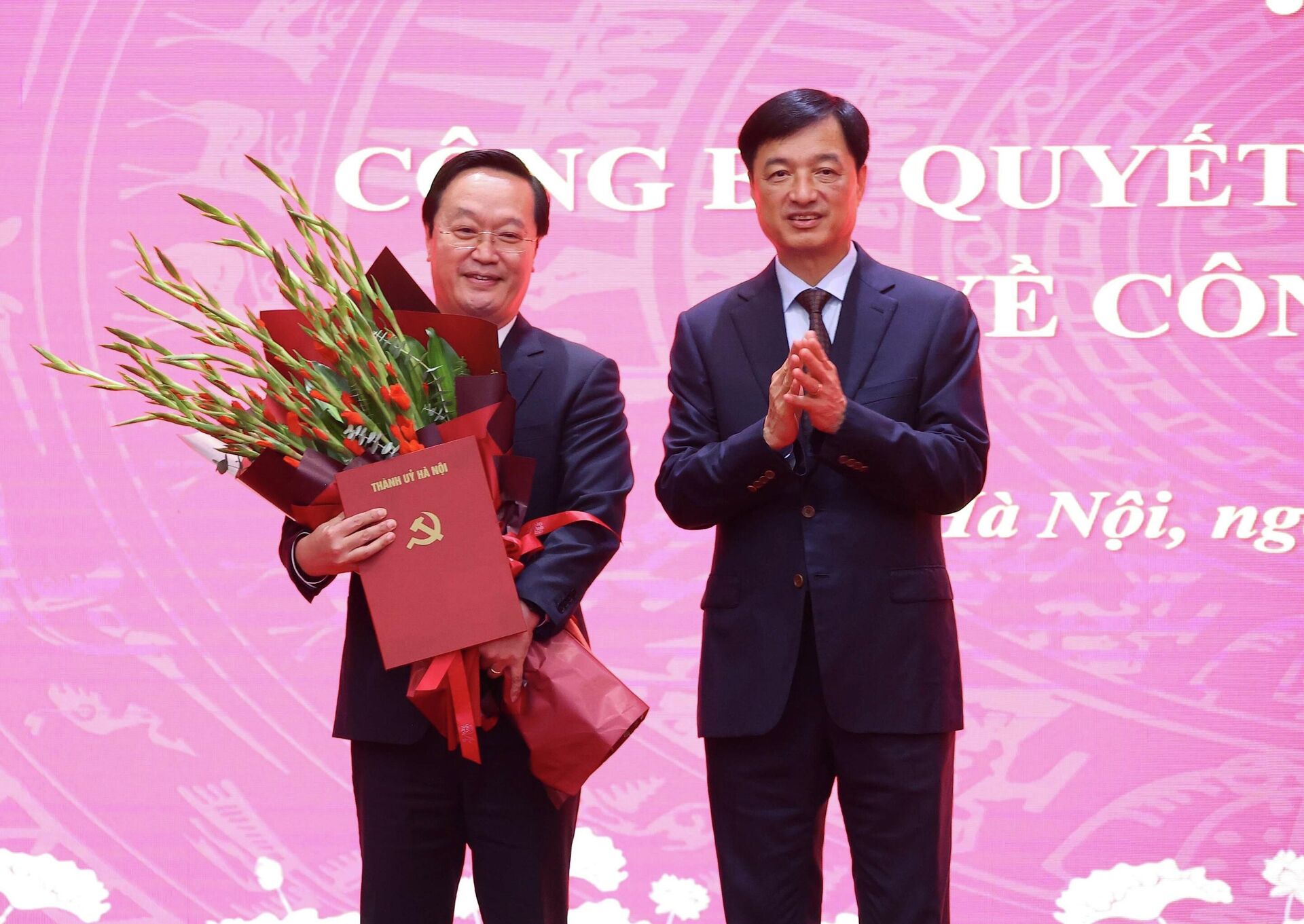 Ủy viên Bộ Chính trị, Bí thư Thành ủy Hà Nội Nguyễn Duy Ngọc trao quyết định cho đồng chí Nguyễn Đức Trung - Sputnik Việt Nam, 1920, 10.11.2025