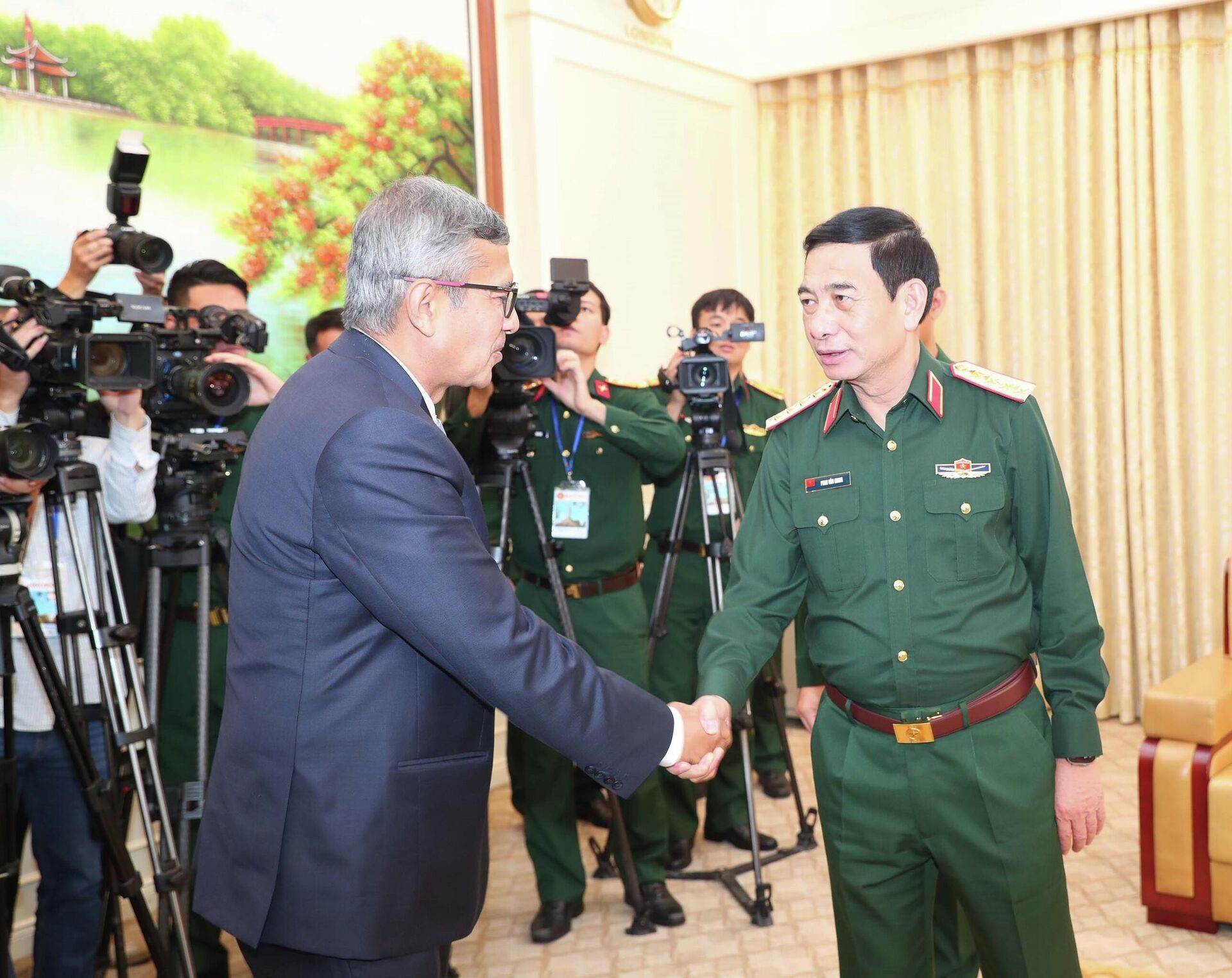 Đại tướng, Bộ trưởng Quốc phòng Phan Văn Giang tiếp Thư ký Quốc phòng Ấn Đ - Sputnik Việt Nam, 1920, 10.11.2025