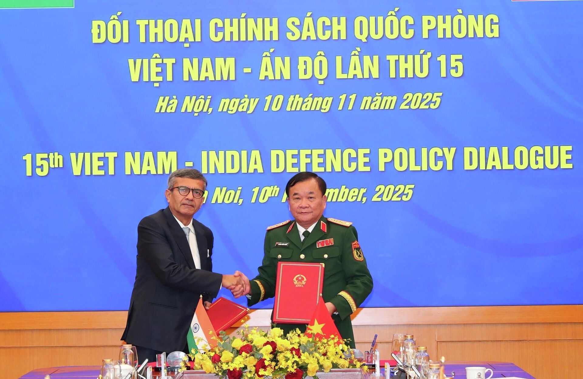 Thượng tướng Hoàng Xuân Chiến, Thứ trưởng Bộ Quốc phòng và Ngài Rajesh Kumar Singh, Thư ký Quốc phòng Ấn Độ ký biên bản Đối thoại chính sách Quốc phòng Việt Nam - Ấn Độ lần thứ 15 - Sputnik Việt Nam, 1920, 10.11.2025
