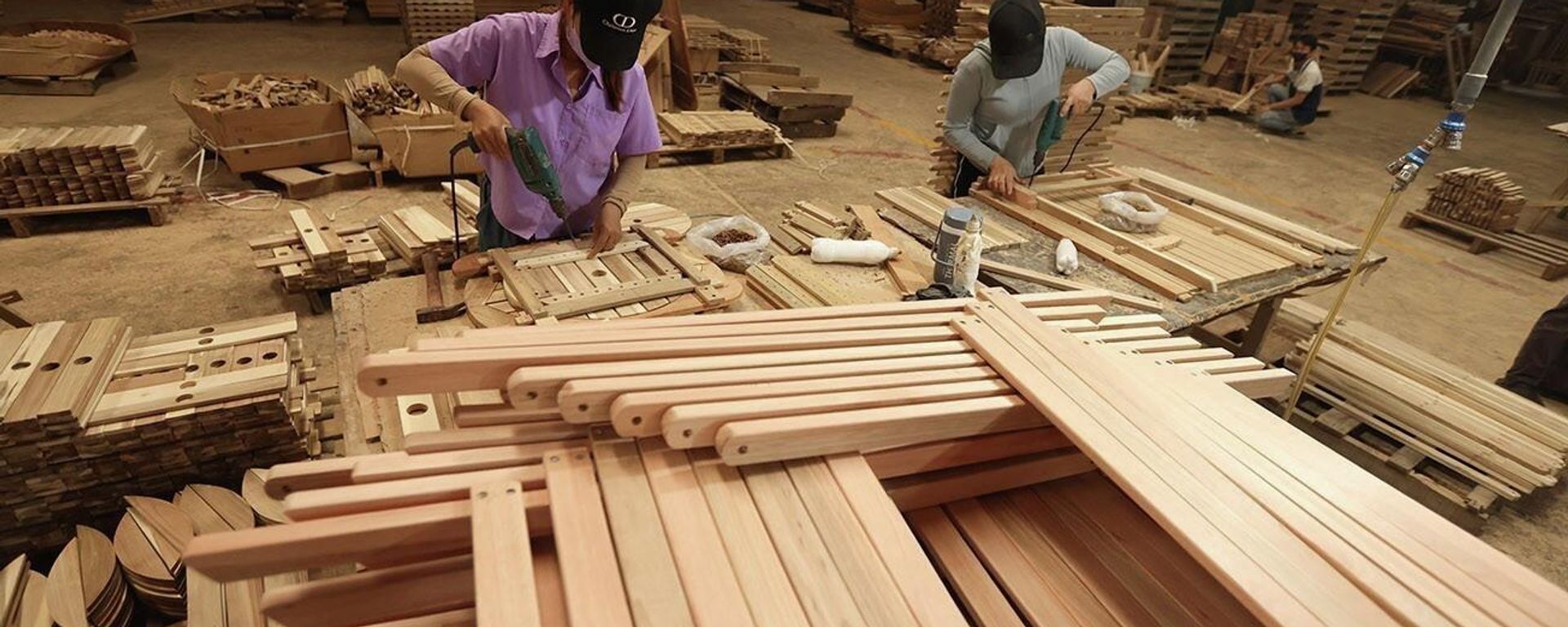 Sản xuất đồ gỗ ngoại thất xuất khẩu sang thị trường châu Âu ở nhà máy của Công ty TNHH Hồng Ngọc, Khu công nghiệp Phú Tài, phường Quy Nhơn Bắc, tỉnh Gia Lai Sản xuất đồ gỗ ngoại thất xuất khẩu sang thị trường châu Âu ở nhà máy của Công ty TNHH Hồng Ngọc, Khu công nghiệp Phú Tài, phường Quy Nhơn Bắc, tỉnh Gia Lai - Sputnik Việt Nam, 1920, 11.11.2025