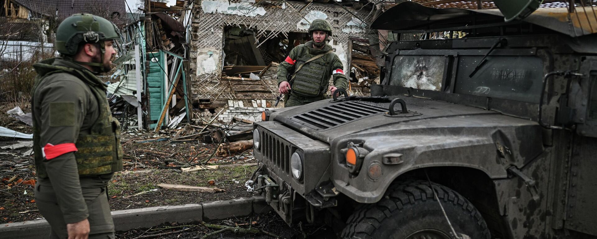 Quân nhân Lực lượng vũ trang Nga gần một chiếc xe bọc thép Humvee bị hư hỏng ở thành phố Sudzha - Sputnik Việt Nam, 1920, 11.11.2025