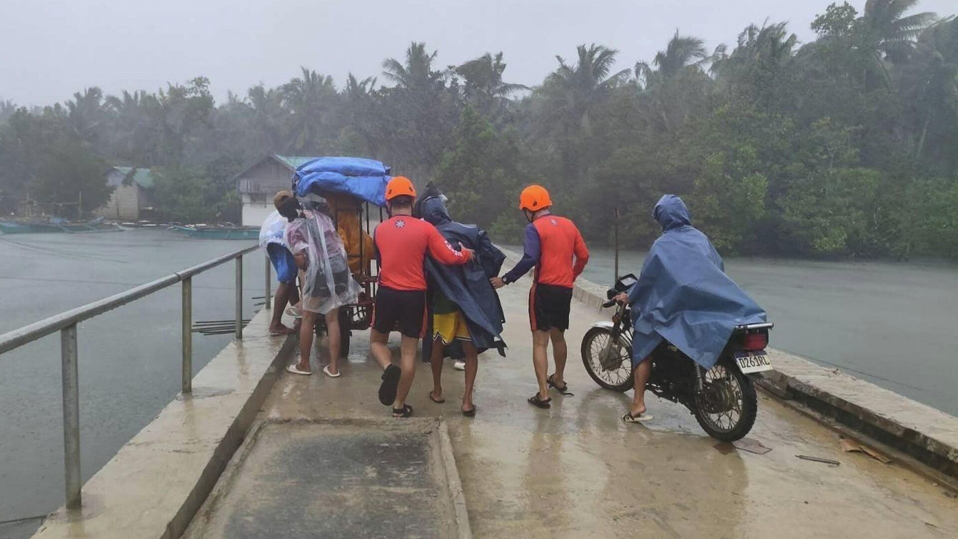 Lực lượng cứu hộ sơ tán người dân đến nơi an toàn ở tỉnh Quezon, miền đông Philippines trước cơn bão Fung Wong vào ngày 9 tháng 11 năm 2025. - Sputnik Việt Nam, 1920, 11.11.2025