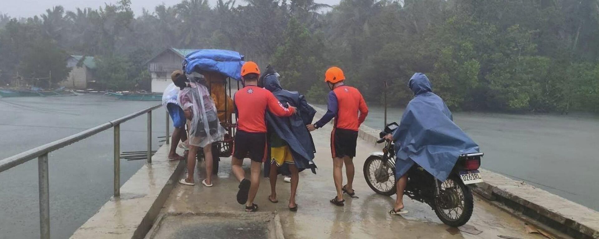 Lực lượng cứu hộ sơ tán người dân đến nơi an toàn ở tỉnh Quezon, miền đông Philippines trước cơn bão Fung Wong vào ngày 9 tháng 11 năm 2025. - Sputnik Việt Nam, 1920, 11.11.2025