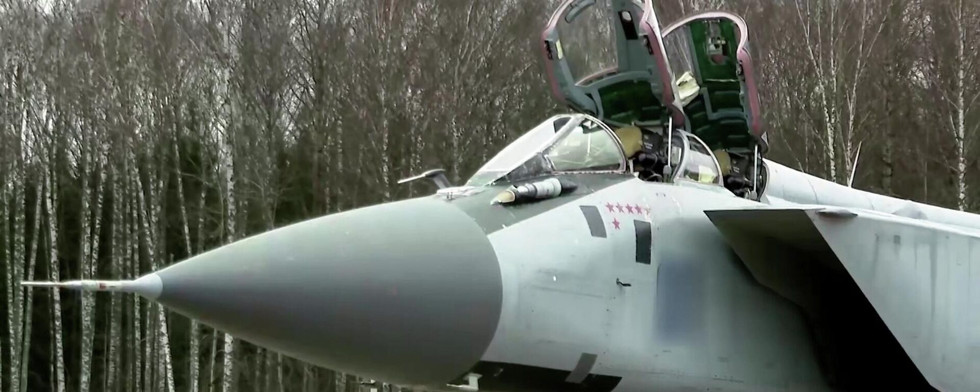 Cơ quan An ninh Liên bang Nga (FSB) đã ngăn chặn âm mưu của các cơ quan tình báo Ukraina và Anh nhằm cướp một máy bay MiG-31 được trang bị tên lửa Kinzhal. - Sputnik Việt Nam, 1920, 11.11.2025