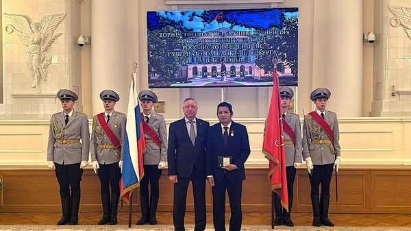 Ông Nguyễn Quốc Hùng với Thống đốc Beglov A.D. - Sputnik Việt Nam