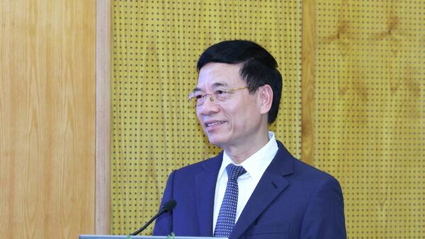 Đồng chí Nguyễn Mạnh Hùng, Uỷ viên Trung ương Đảng, Bộ trưởng Bộ Khoa học và Công nghệ trình bày chuyên đề tại hội nghị - Sputnik Việt Nam