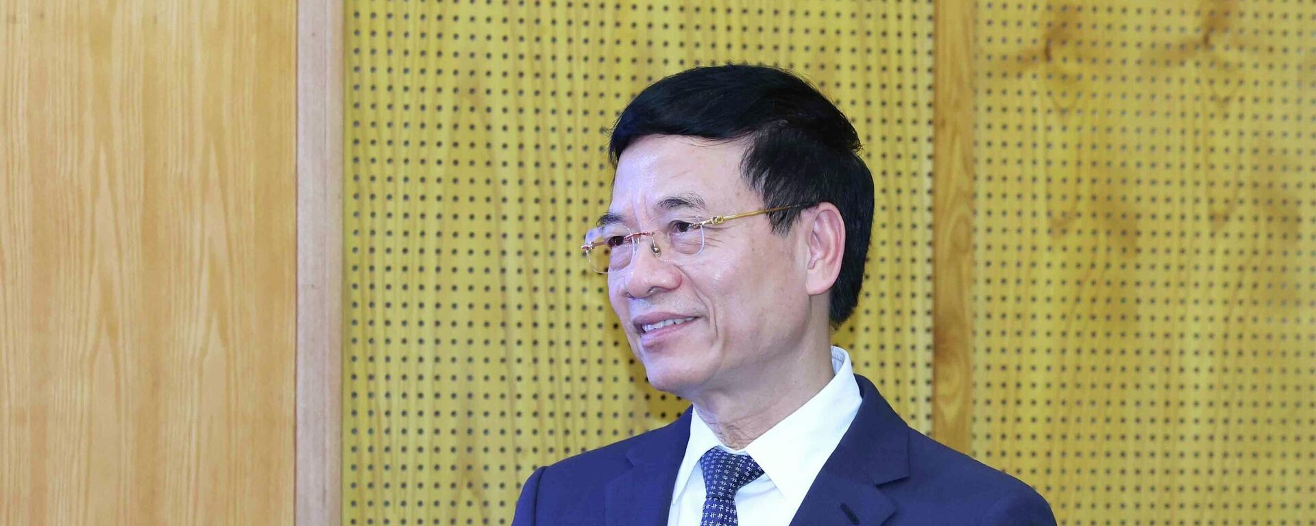 Đồng chí Nguyễn Mạnh Hùng, Uỷ viên Trung ương Đảng, Bộ trưởng Bộ Khoa học và Công nghệ trình bày chuyên đề tại hội nghị - Sputnik Việt Nam, 1920, 12.11.2025