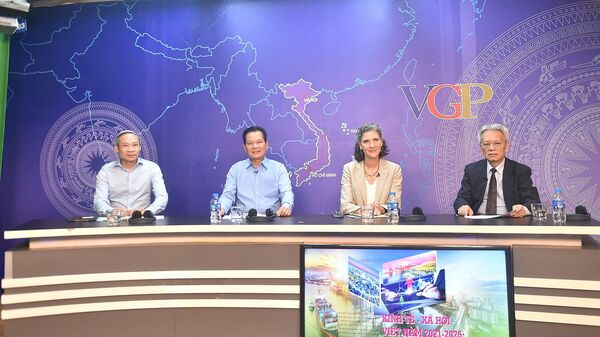 Khách mời tham dự tọa đàm (từ trái sang phải): Đại biểu Quốc hội Phan Đức Hiếu, Ủy viên Ủy ban Kinh tế và Ngân sách của Quốc hội; TS. Bùi Sỹ Lợi, nguyên Phó Chủ nhiệm Ủy ban Văn hóa và Xã hội của Quốc hội; Trưởng Đại diện thường trú Chương trình Phát triển Liên Hợp Quốc (UNDP) tại Việt Nam, bà Ramla Khalidi; Nguyễn Sĩ Dũng, nguyên Phó Chủ nhiệm Văn phòng Quốc hội  - Sputnik Việt Nam