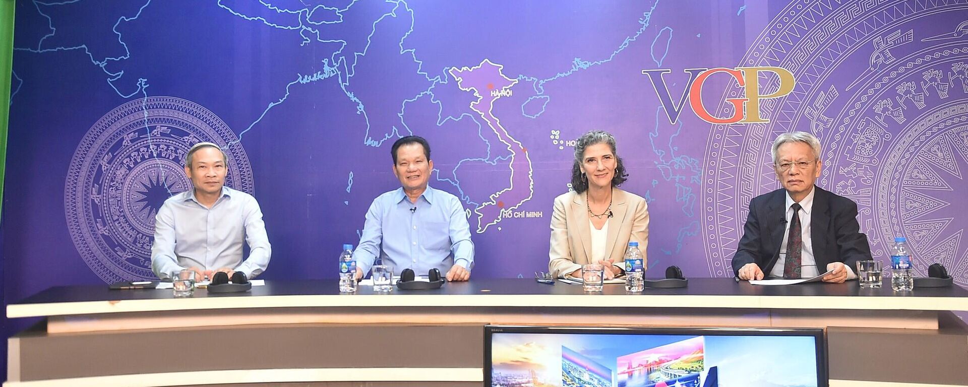 Khách mời tham dự tọa đàm (từ trái sang phải): Đại biểu Quốc hội Phan Đức Hiếu, Ủy viên Ủy ban Kinh tế và Ngân sách của Quốc hội; TS. Bùi Sỹ Lợi, nguyên Phó Chủ nhiệm Ủy ban Văn hóa và Xã hội của Quốc hội; Trưởng Đại diện thường trú Chương trình Phát triển Liên Hợp Quốc (UNDP) tại Việt Nam, bà Ramla Khalidi; Nguyễn Sĩ Dũng, nguyên Phó Chủ nhiệm Văn phòng Quốc hội  - Sputnik Việt Nam, 1920, 12.11.2025