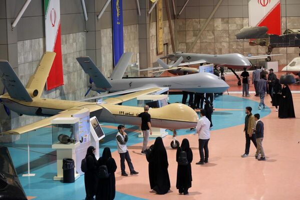 Khách tham quan tại Triển lãm ở Trung tâm Triển lãm Thường trực của Công viên Hàng không - Vũ trụ ở Tehran. - Sputnik Việt Nam