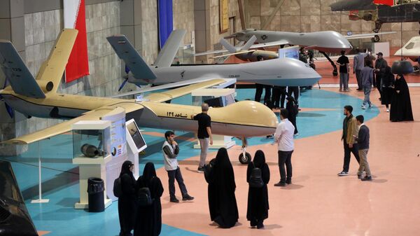 Посетители на выставке в Постоянном выставочном центре Авиационно-космического парка в Тегеране - Sputnik Việt Nam
