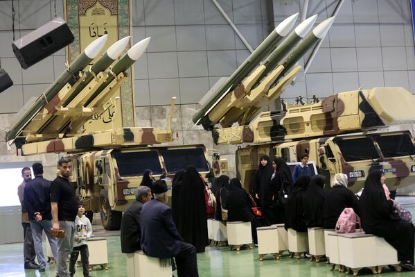 Iran phô diễn lực lượng tên lửa tại Trung tâm Triển lãm thuộc Công viên Hàng không - Vũ trụ. - Sputnik Việt Nam