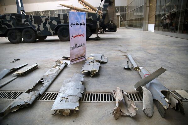 Iran trưng bày các loại tên lửa, tên lửa đẩy vệ tinh và hệ thống phòng không, bao gồm những tên lửa và UAV đã được sử dụng trong cuộc tấn công nhằm vào Israel, tại Trung tâm Triển lãm thường trực của Công viên Hàng không và Vũ trụ thuộc Lực lượng Vệ binh Cách mạng Hồi giáo (IRGC) ở thủ đô Tehran - Sputnik Việt Nam