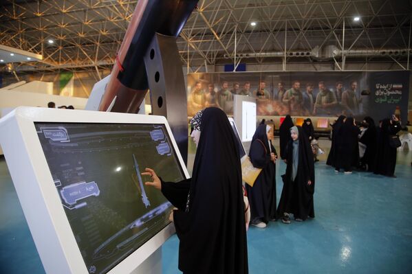 Khách tham quan tại Triển lãm ở Trung tâm Triển lãm Thường trực của Công viên Hàng không - Vũ trụ ở Tehran. - Sputnik Việt Nam