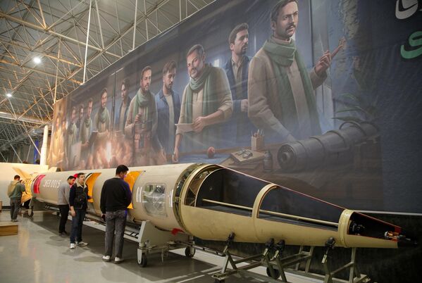 Khách tham quan tại Triển lãm ở Trung tâm Triển lãm Thường trực của Công viên Hàng không - Vũ trụ ở Tehran. - Sputnik Việt Nam