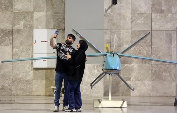 Khách tham quan tại Triển lãm ở Trung tâm Triển lãm Thường trực của Công viên Hàng không - Vũ trụ ở Tehran. - Sputnik Việt Nam