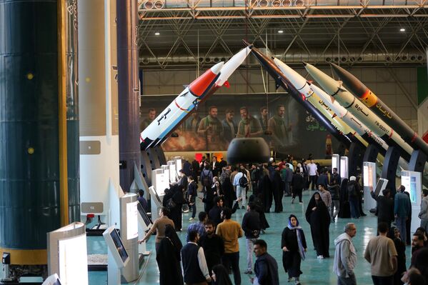 Khách tham quan tại Triển lãm ở Trung tâm Triển lãm Thường trực của Công viên Hàng không - Vũ trụ ở Tehran. - Sputnik Việt Nam