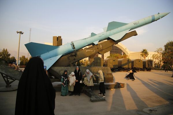 Khách tham quan tại Triển lãm ở Trung tâm Triển lãm Thường trực của Công viên Hàng không - Vũ trụ ở Tehran. - Sputnik Việt Nam