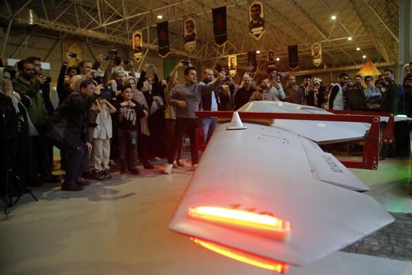 Khách tham quan tại Triển lãm ở Trung tâm Triển lãm Thường trực của Công viên Hàng không - Vũ trụ ở Tehran. - Sputnik Việt Nam