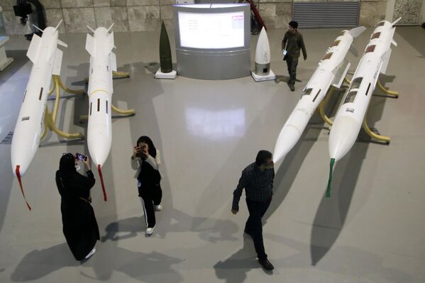 Khách tham quan tại Triển lãm ở Trung tâm Triển lãm Thường trực của Công viên Hàng không - Vũ trụ ở Tehran. - Sputnik Việt Nam