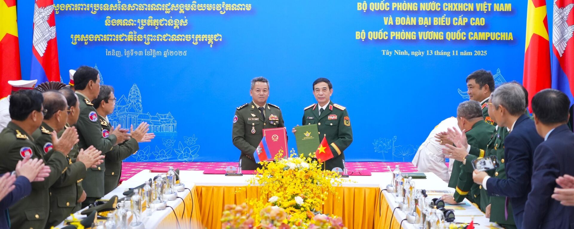Đại tướng Phan Văn Giang, Bộ trưởng Bộ Quốc phòng và Đại tướng Tea Seiha, Phó Thủ tướng Chính phủ, Bộ trưởng Bộ Quốc phòng Vương quốc Campuchia trao Kế hoạch hợp tác năm 2026 giữa hai nước - Sputnik Việt Nam, 1920, 13.11.2025