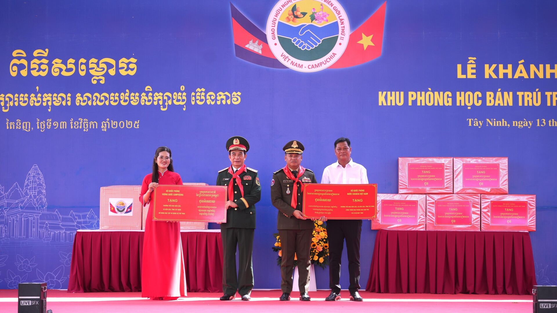Đại tướng Phan Văn Giang, Bộ trưởng Bộ Quốc phòng và Đại tướng Tea Seiha, Phó Thủ tướng Chính phủ, Bộ trưởng Bộ Quốc phòng Vương quốc Campuchia tặng quà trường Tiểu học Bến Cầu - Sputnik Việt Nam, 1920, 13.11.2025