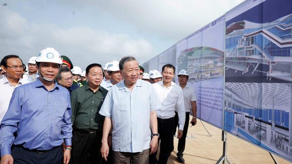 Tổng Bí thư Tô Lâm nghe giới thiệu về tình hình thực hiện Dự án Cảng Hàng không quốc tế Long Thành - Sputnik Việt Nam