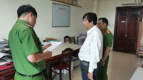 Trịnh Thanh Xuân, Giám đốc Công ty Tây Đô, bị khởi tố, bắt tạm giam vì lừa bán đất nền dự án Cồn Khương, chiếm đoạt hơn 10 tỉ đồng - Sputnik Việt Nam