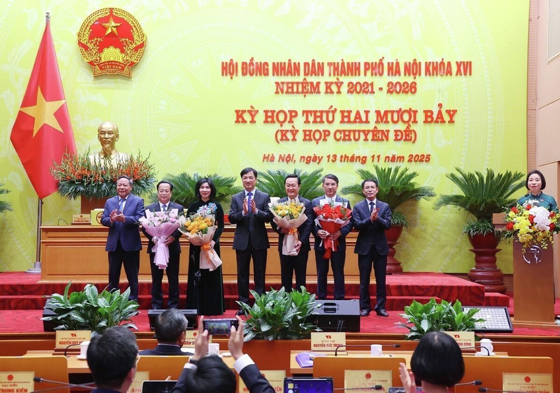 Ủy viên Bộ Chính trị, Bí thư Thành ủy Hà Nội Nguyễn Duy Ngọc và Phó Bí thư Thường trực Thành ủy Hà Nội Nguyễn Văn Phong chúc mừng tân Chủ tịch UBND thành phố Hà Nội Nguyễn Đức Trung (thứ ba, từ phải sang) và các đồng chí được điều động, phân công nhiệm vụ mới Ủy viên Bộ Chính trị, Bí thư Thành ủy Hà Nội Nguyễn Duy Ngọc và Phó Bí thư Thường trực Thành ủy Hà Nội Nguyễn Văn Phong chúc mừng tân Chủ tịch UBND thành phố Hà Nội Nguyễn Đức Trung (thứ ba, từ phải sang) và các đồng chí được điều động, phân công nhiệm vụ mới - Sputnik Việt Nam, 1920, 13.11.2025