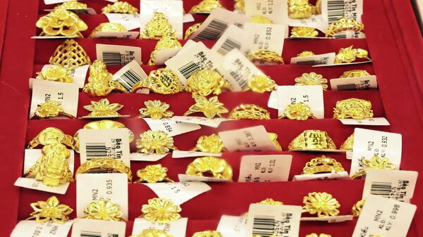 Vàng trang sức bày bán tại Công ty vàng Bảo Tín Minh Châu - Sputnik Việt Nam