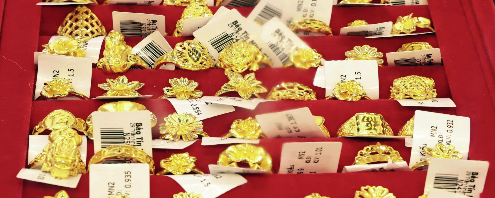 Vàng trang sức bày bán tại Công ty vàng Bảo Tín Minh Châu - Sputnik Việt Nam, 1920, 13.11.2025
