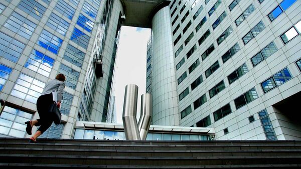 Một người phụ nữ bước lên văn phòng của Tòa án Hình sự Quốc tế (ICC)  - Sputnik Việt Nam