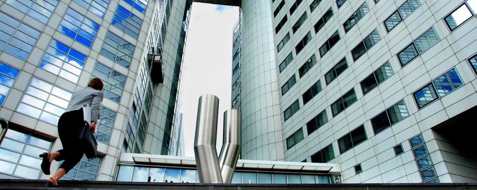 Một người phụ nữ bước lên văn phòng của Tòa án Hình sự Quốc tế (ICC)  - Sputnik Việt Nam, 1920, 09.04.2026