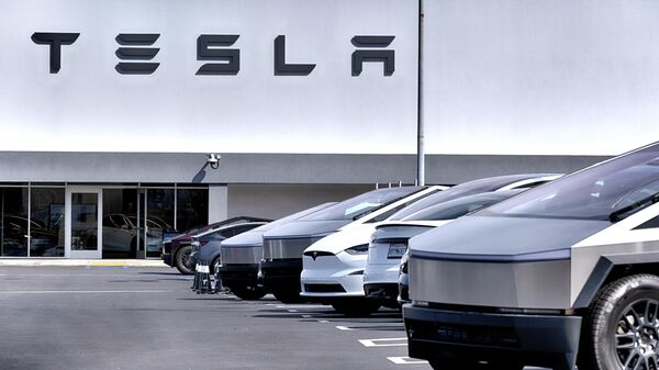 Xe ô tô và xe tải Tesla đậu tại một đại lý và trung tâm dịch vụ Tesla ở Los Angeles - Sputnik Việt Nam