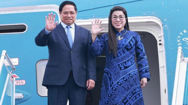 Thủ tướng Phạm Minh Chính và Phu nhân Lê Thị Bích Trân rời Hà Nội, lên đường thăm chính thức Kuwait, Algeria và tham dự Hội nghị Thượng đỉnh G20 tại Nam Phi - Sputnik Việt Nam
