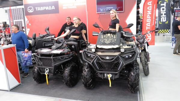 Tại Khu triển lãm phức hợp trong công viên Patriot ở tỉnh Matxcơva đã diễn ra triển lãm quy mô lớn Vezdehoder (Xe địa hình) lần thứ bảy - Sputnik Việt Nam