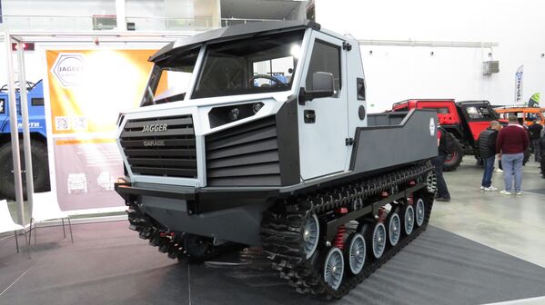 Xe tải địa hình P-41 trên bánh xích cao su của công ty Jagger Garage - Sputnik Việt Nam