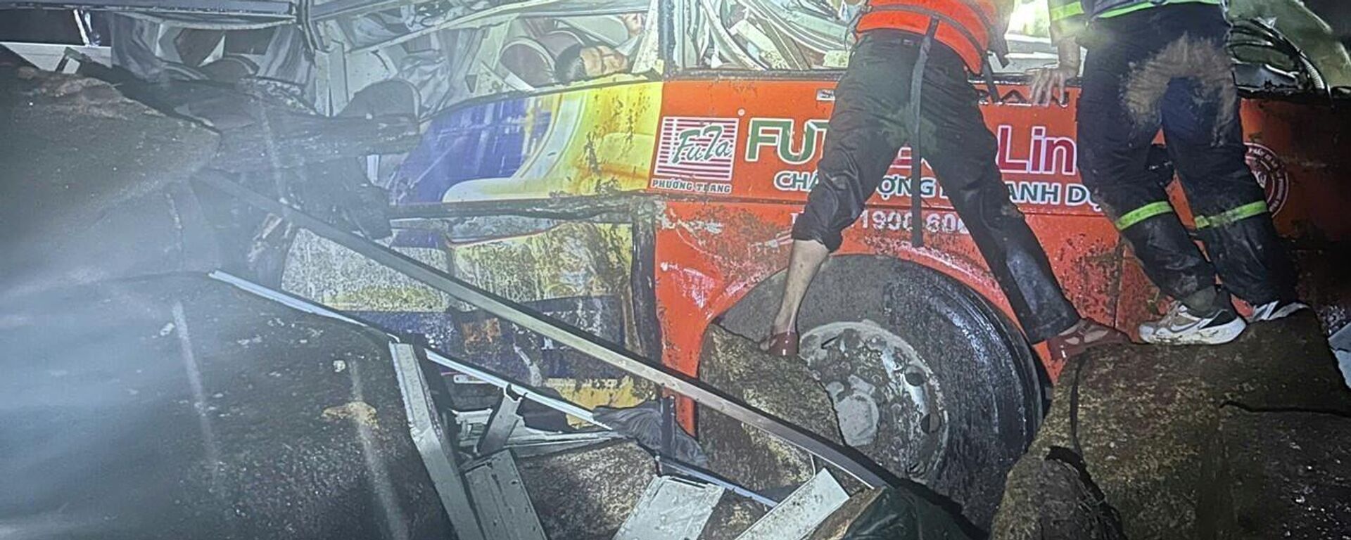 Sạt lở đèo Khánh Lê (tỉnh Khánh Hòa) khiến nhiều người bị vùi lấp - Sputnik Việt Nam, 1920, 17.11.2025