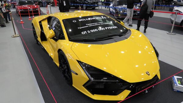 Chiếc xe thể thao cao cấp của Ý Lamborghini Revuelto với hệ truyền động hybrid (động cơ V12 và ba động cơ điện) sản sinh tổng công suất 1015 mã lực. Tăng tốc từ 0 đến 200 km/h trong 7 giây - Sputnik Việt Nam