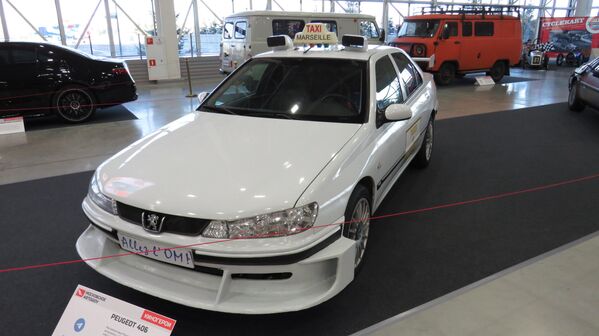 Chiếc xe đặc trưng trong loạt phim "Taxi" của Pháp là Peugeot 406 màu bạc. Một bản sao được chế tạo tại Nga từ một chiếc Peugeot 406 thông thường - Sputnik Việt Nam
