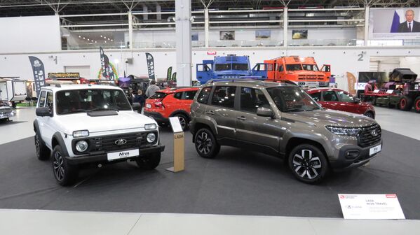 Tiên phong của phân khúc SUV- LADA-NIVA Legend, với phiên bản Niva Sport (trái) và "em gái" của nó, LADA NIVA Travel (phải) - Sputnik Việt Nam