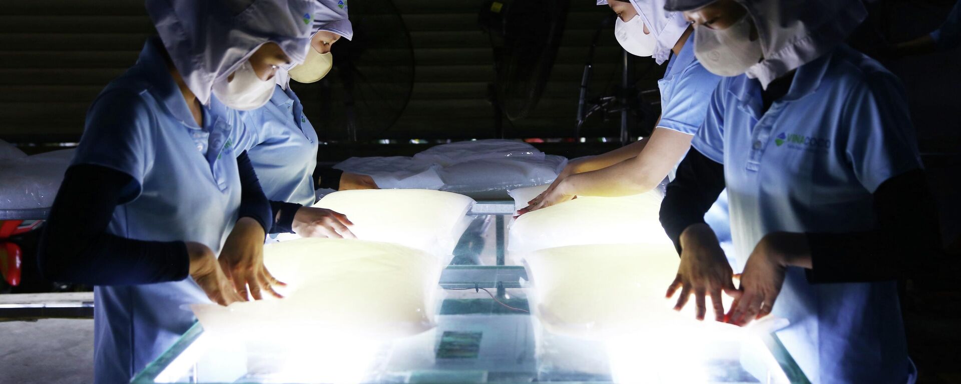 Công nhân thực hiện công đoạn kiểm tra sản phẩm lần cuối trước khi đóng gói xuất khẩu - Sputnik Việt Nam, 1920, 17.11.2025