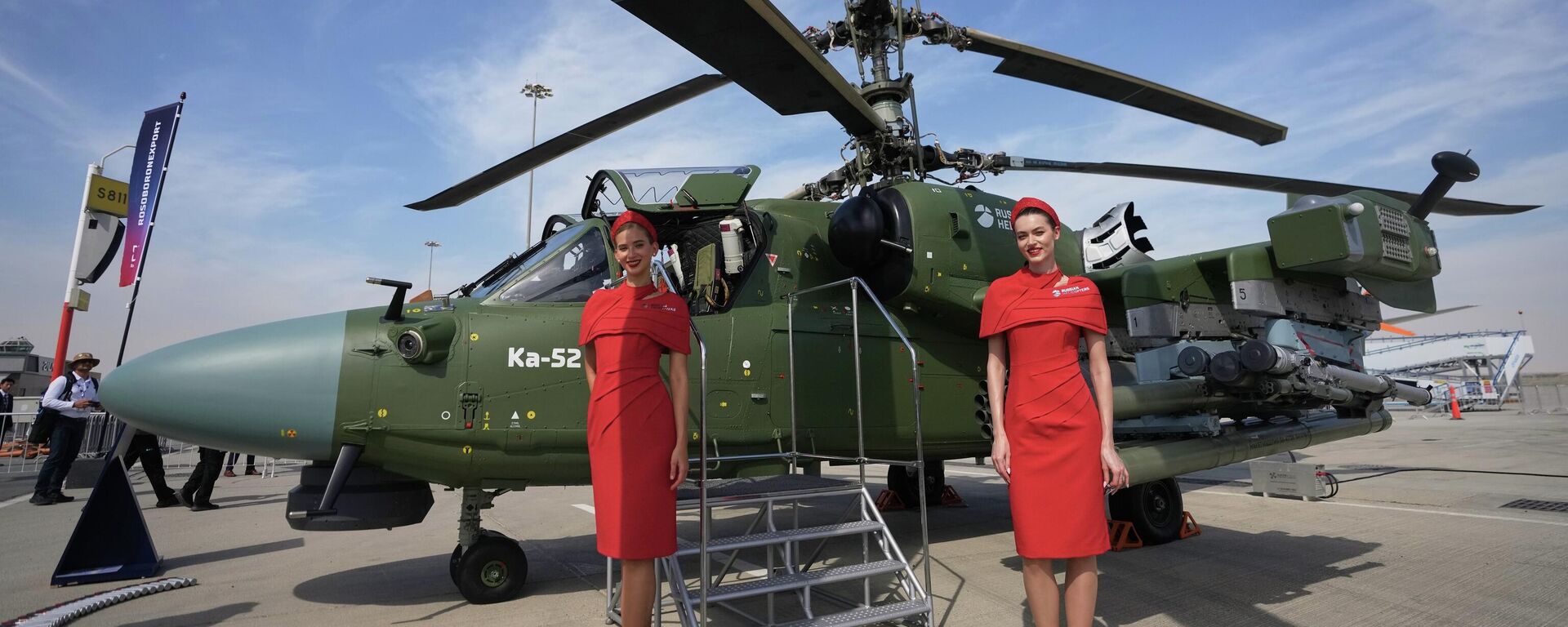 Các tiếp viên đứng bên cạnh trực thăng tấn công Ka-52 của Nga tại triển lãm hàng không ở Dubai. - Sputnik Việt Nam, 1920, 18.11.2025