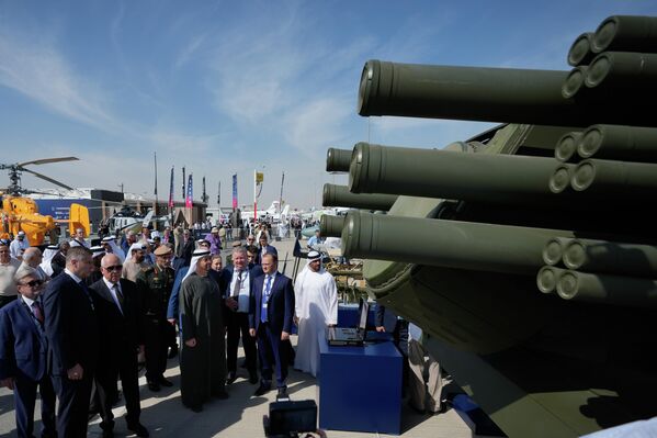 Sheikh Mohammed bin Zayed Al Nahyan thăm quan tổ hợp tên lửa phòng không &quot;Pantsir-SMD-E&quot; của Nga trong ngày khai mạc triển lãm hàng không tại Dubai. - Sputnik Việt Nam
