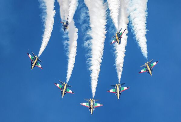 Đội bay trình diễn trên không của Không quân UAE &quot;Fursan Al-Emirat&quot; trên những máy bay huấn luyện nâng cao Hongdu L-15 tại Dubai Airshow 2025. - Sputnik Việt Nam
