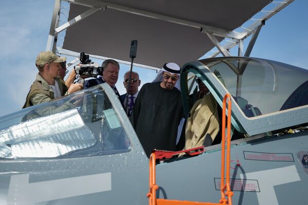 Sheikh Mohammed bin Zayed Al Nahyan xem xét buồng lái của máy bay chiến đấu Su-57E trong ngày khai mạc triển lãm hàng không tại Dubai. - Sputnik Việt Nam