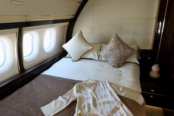 Nội thất bên trong máy bay C909 của Trung Quốc trước khi khai mạc Dubai Airshow 2025 tại Dubai. - Sputnik Việt Nam