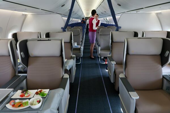 Khoang hành khách trên máy bay phản lực C919 của Trung Quốc trước giờ khai mạc Dubai Airshow 2025 tại Dubai. - Sputnik Việt Nam