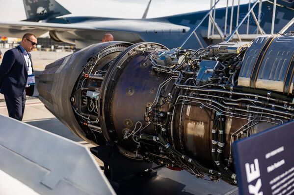 Sản phẩm của Tập đoàn Phát triển Động cơ Thống nhất thuộc Rostec tại Triển lãm Hàng không Vũ trụ Quốc tế Dubai Airshow 2025. - Sputnik Việt Nam